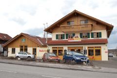 Bäckerei in Königsdorf - Holzfenster mit fertiger Oberfläche und Fensterläden