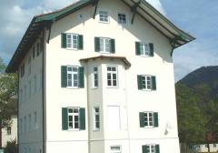 Rathaus in Bad Heilbrunn: Holzfenster mit weißer Oberfläche und Fensterläden