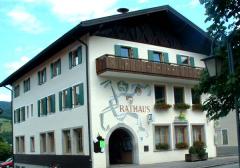 Rathaus in Unterammergau - Holzfenster mit Fensterläden